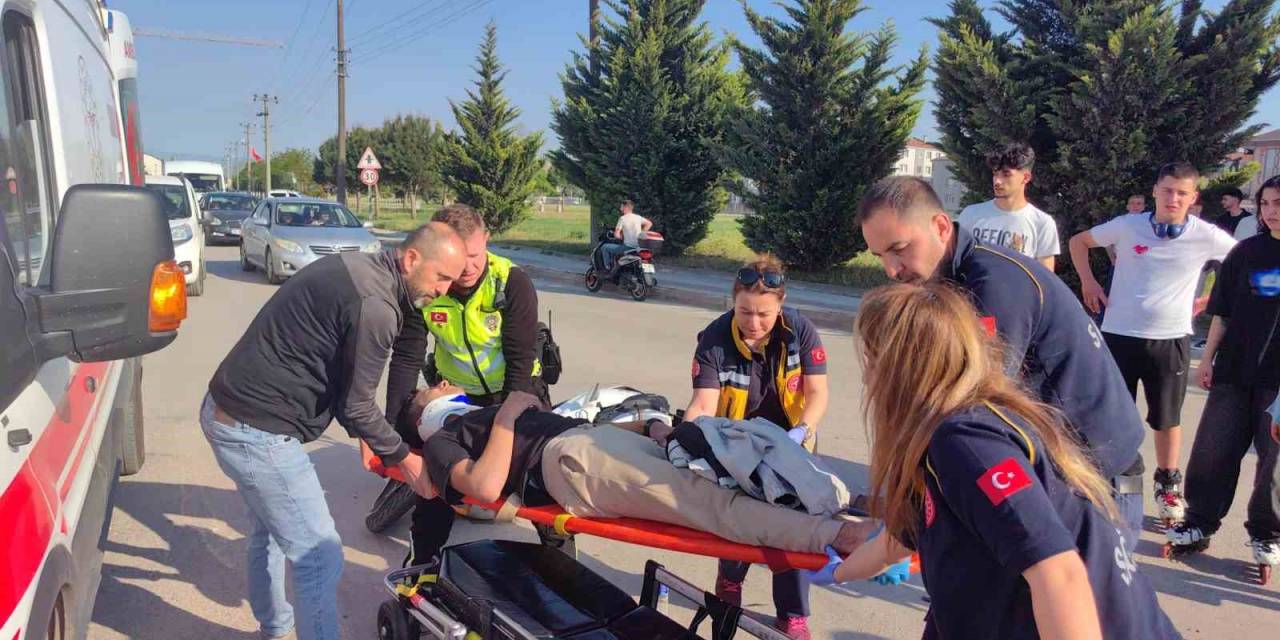 İki Otomobile Çarpan Motosiklet Sürücüsü Yaralandı, Kaza Anı Kameraya Yansıdı