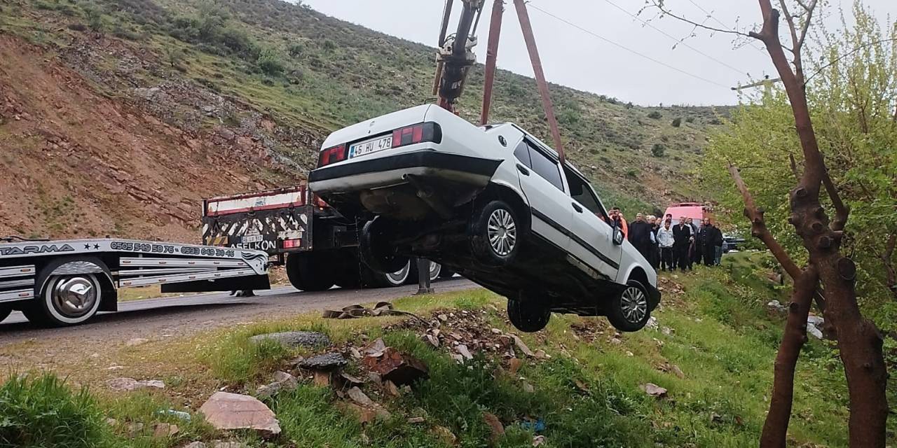 Kontrolden Çıkan Otomobil Gölete Düştü: 2 Yaralı