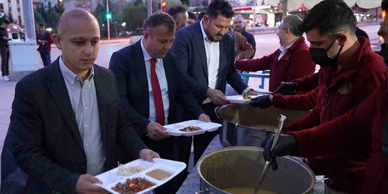 Başkan Önal, Son İftar Yemeğinde Vatandaşlarla Birlikte Oruç Açtı