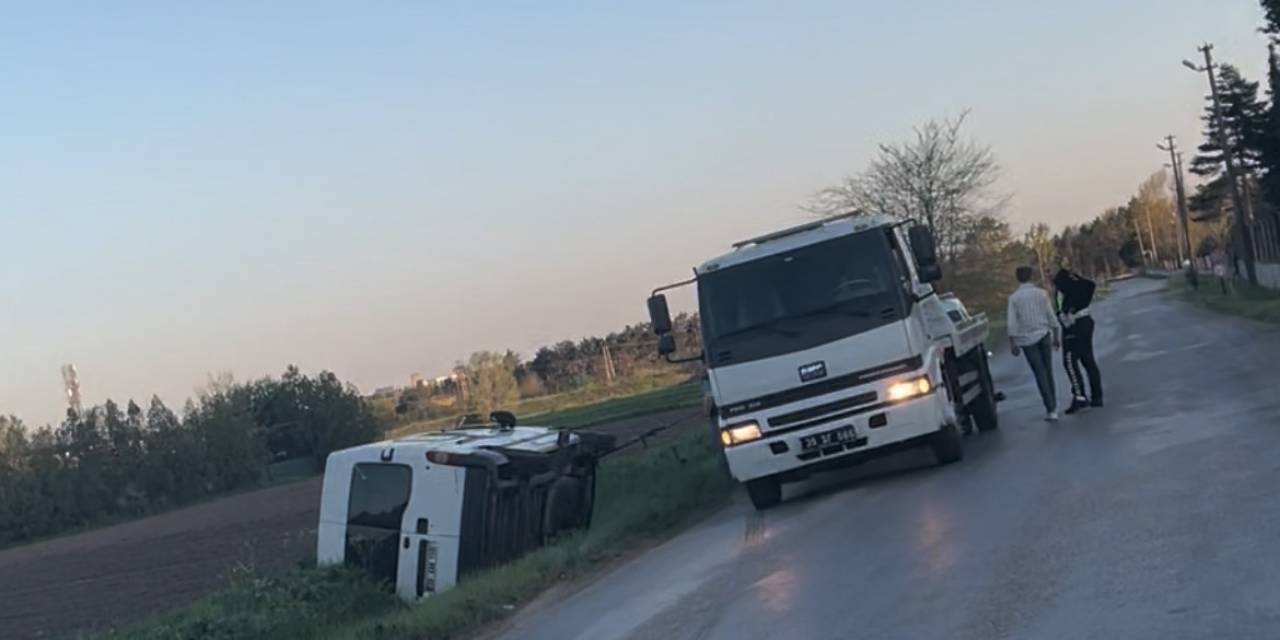 Lüleburgaz’da Minibüs Yol Kenarına Devrildi