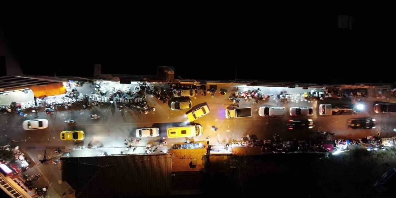 İzmir’de Binlerce İnsan Caddede Kurulan Tezgahlara Akın Etti