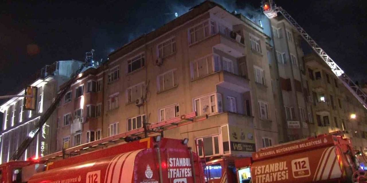 Fatih’te Korkutan Yangın: Binanın Çatısı Alev Alev Yandı