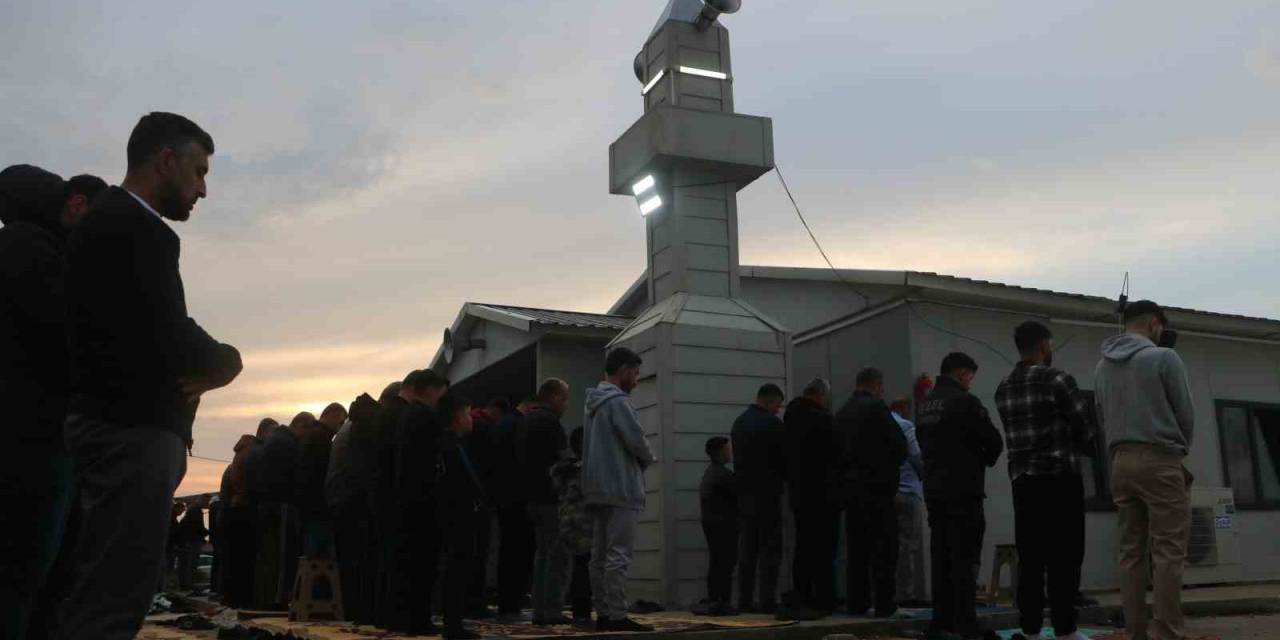 Depremzede Vatandaşlar Konteyner Camide Bayram Namazlarını Kıldılar
