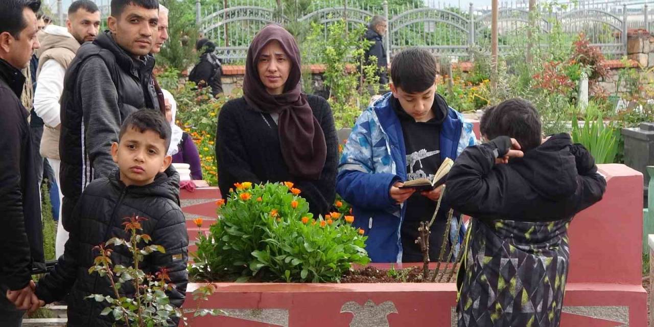 Diyarbakır’da Deprem Mezarlığında Hüzünlü Bayram Ziyareti