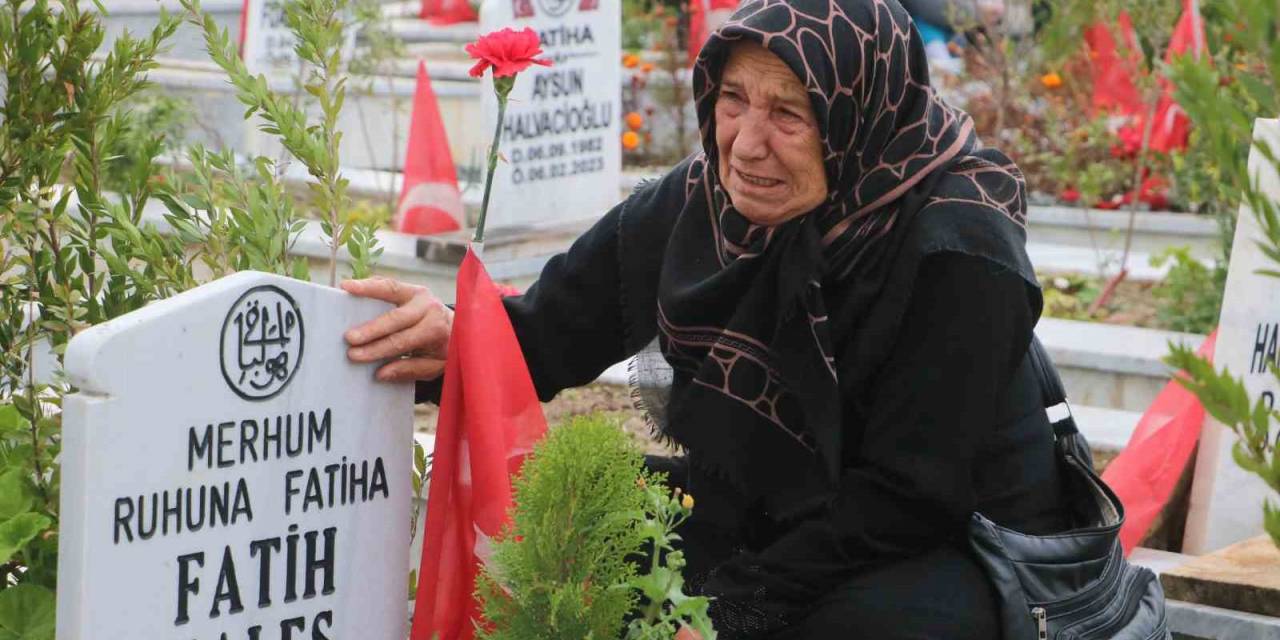 Deprem Mezarlığında Hüzünlü Bayram