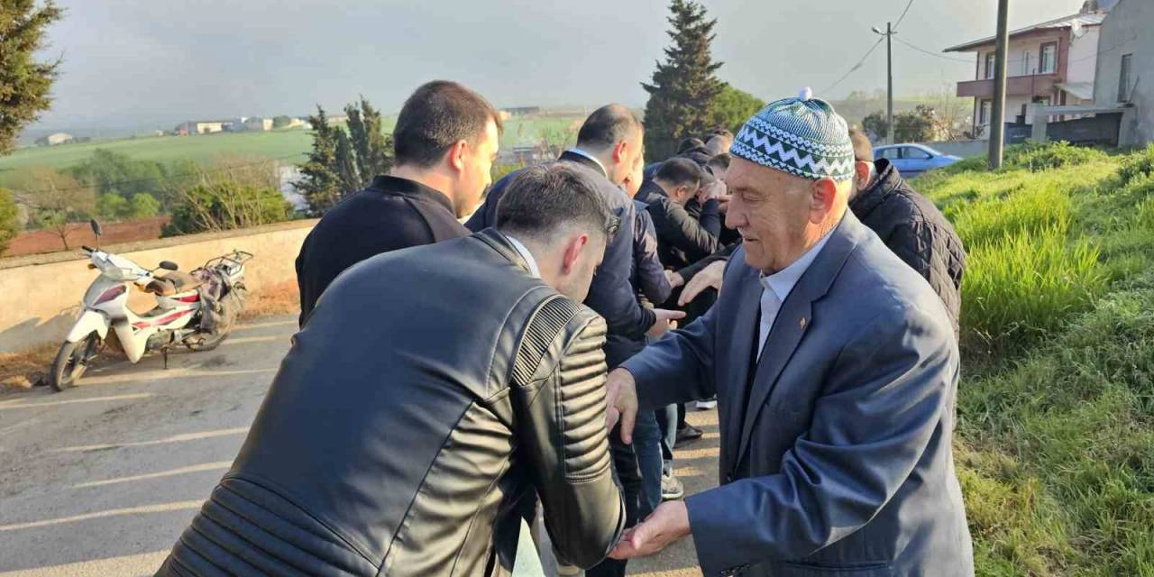 Bandırma’da Bayram Namazı Sonrası Mezarlıkta Bayramlaşma