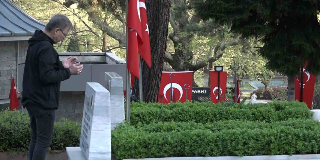 Şehitlikte Hüzünlü Bayram