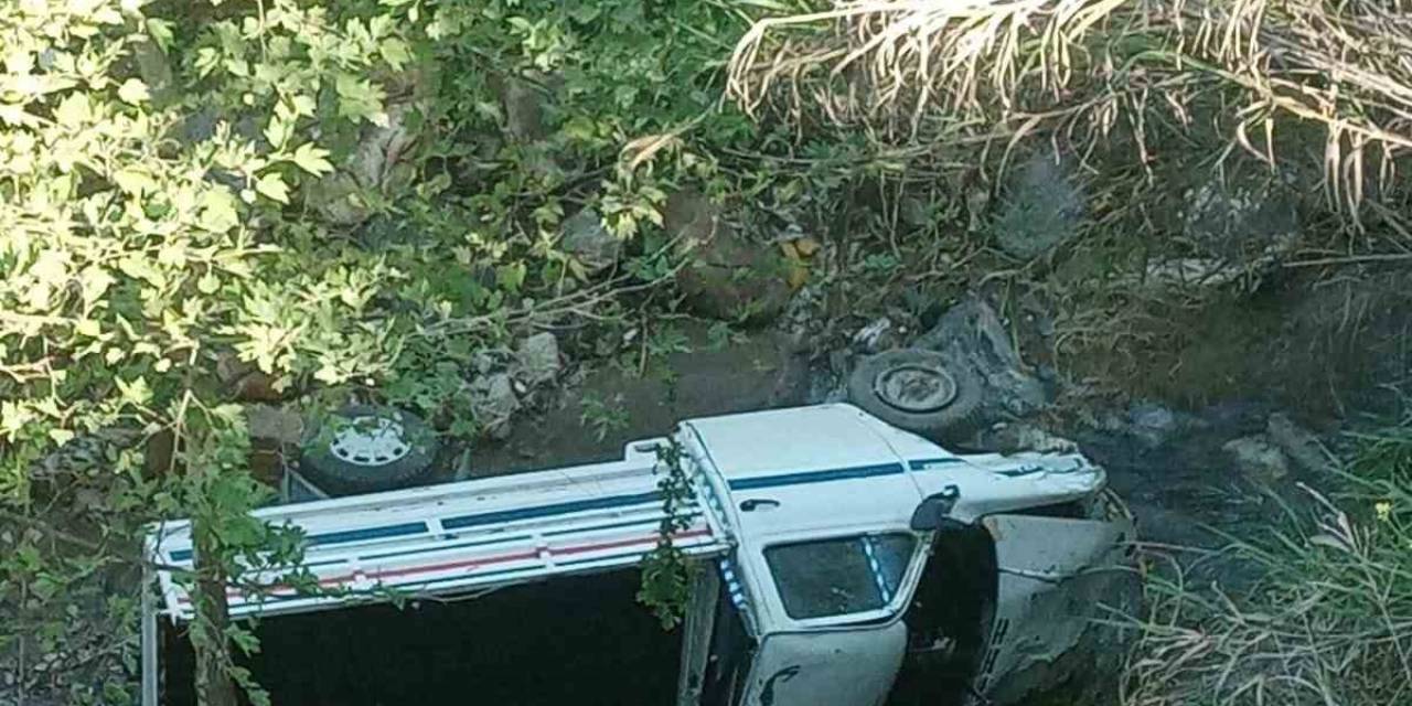 Direksiyon Hakimiyetini Kaybeden Kamyonet Dereye Uçtu  2 Yaralı