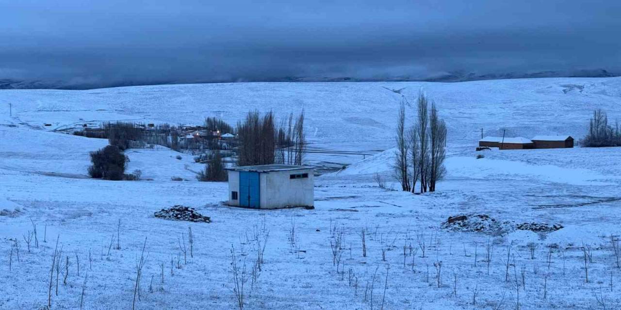 Başkale’de Bayram Günü Kar Sürprizi