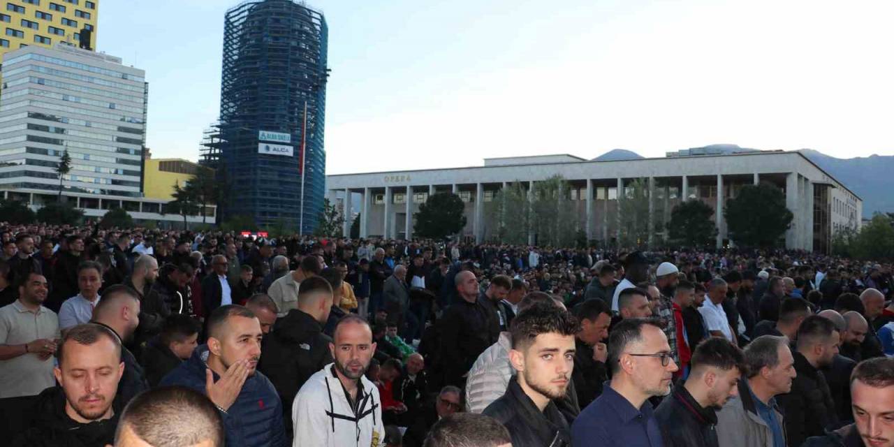 Arnavutluk’ta Bayram Namazı Kılındı