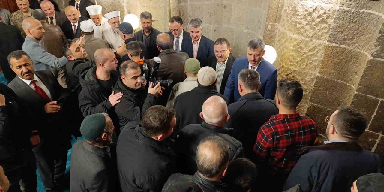 Erzurum’da Protokol, Namaz Sonrası Ulu Camii’nde Vatandaşlarla Bayramlaştı