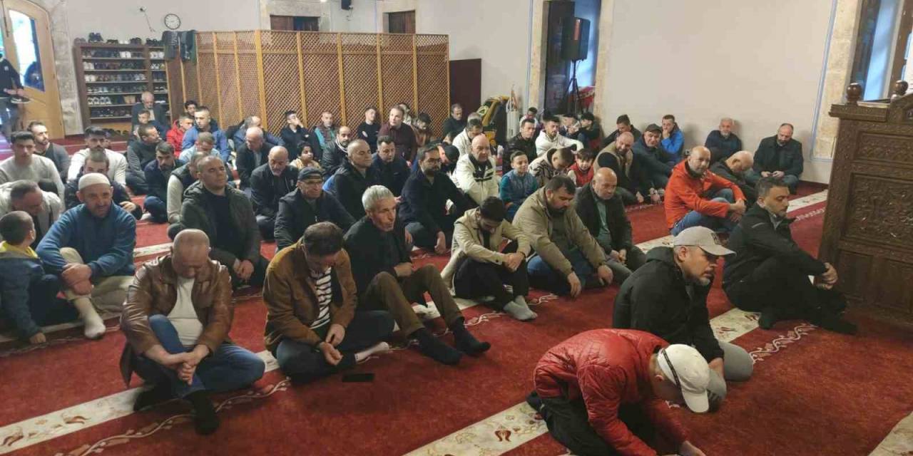 Kosova’da Bayram Namazı Kılındı