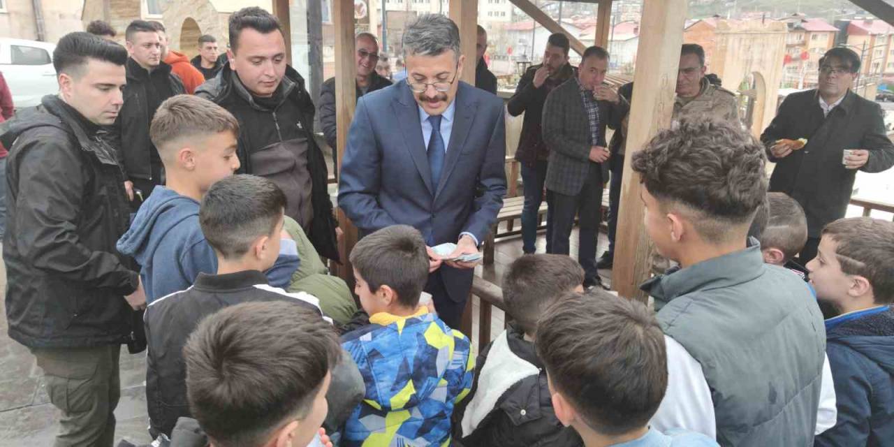 Vali Çelik’ten Çocuklara Bayram Harçlığı