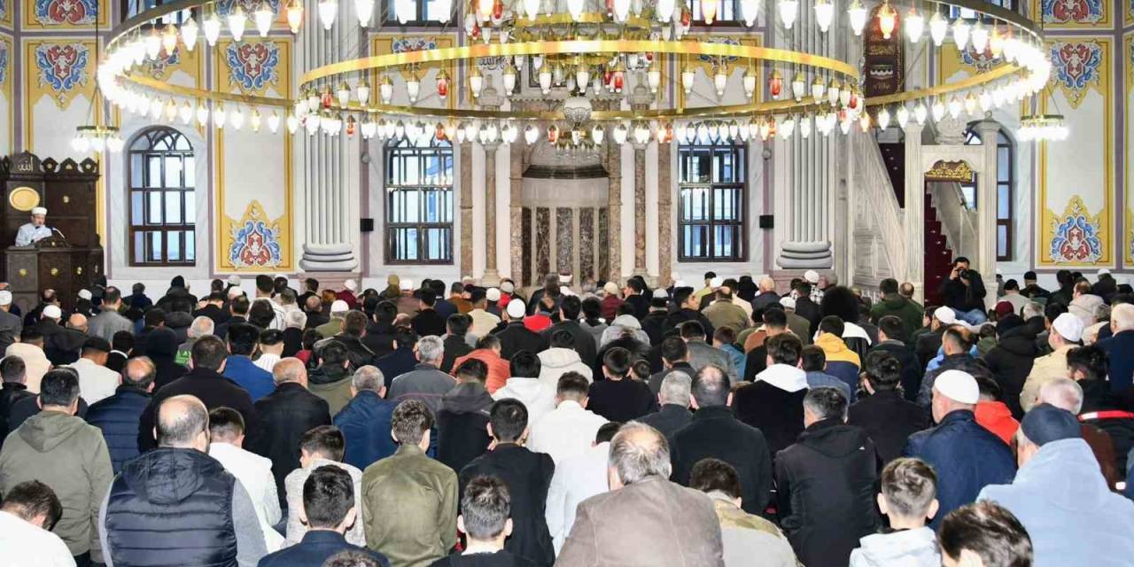 Bolu’da Bayram Namazında Vatandaşlar Camilere Akın Etti