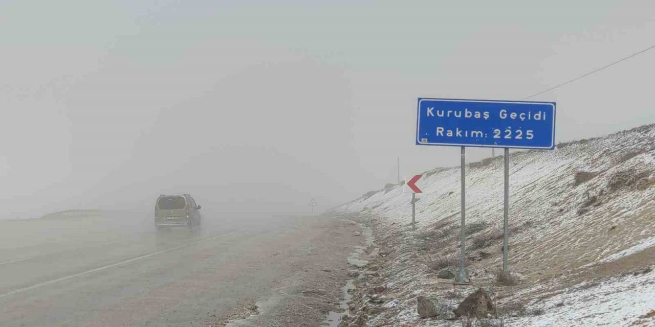 Van’da Kurubaş Geçidi’nde Yoğun Sis Etkili Oldu