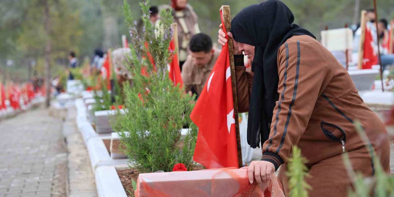 Deprem Şehitleri Mezarlığında Göz Yaşları Sel Oldu