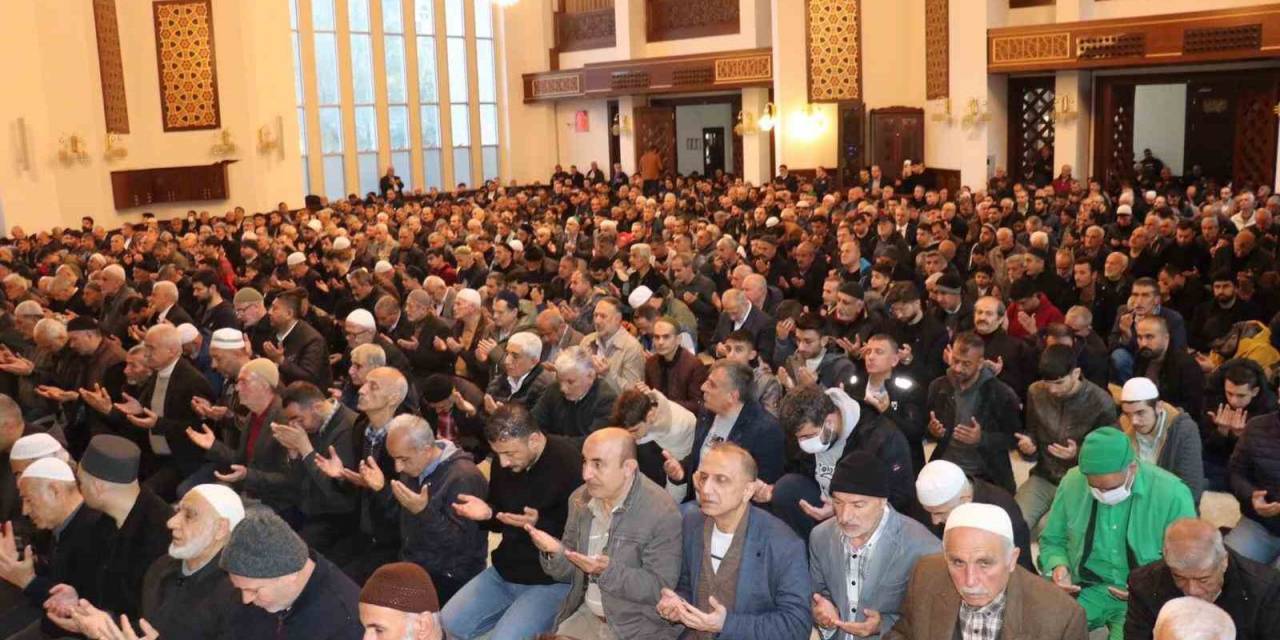 Malatya’da Bayram Namazı İçin Vatandaş Camilere Akın Etti