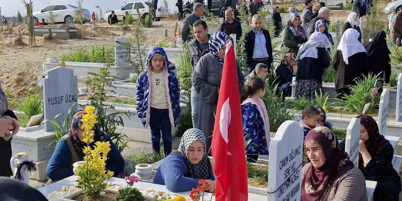 Malatya’da Mezarlıkta Hüzünlü Bayram