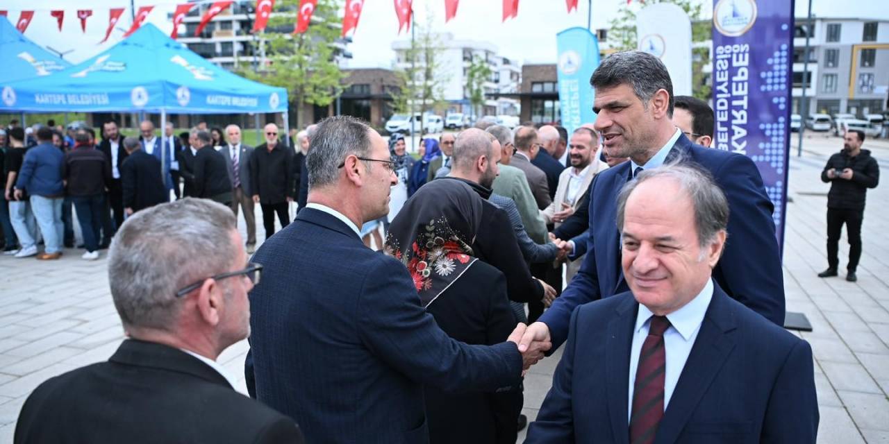 Kartepeliler Kent Meydanında Bayramlaştı