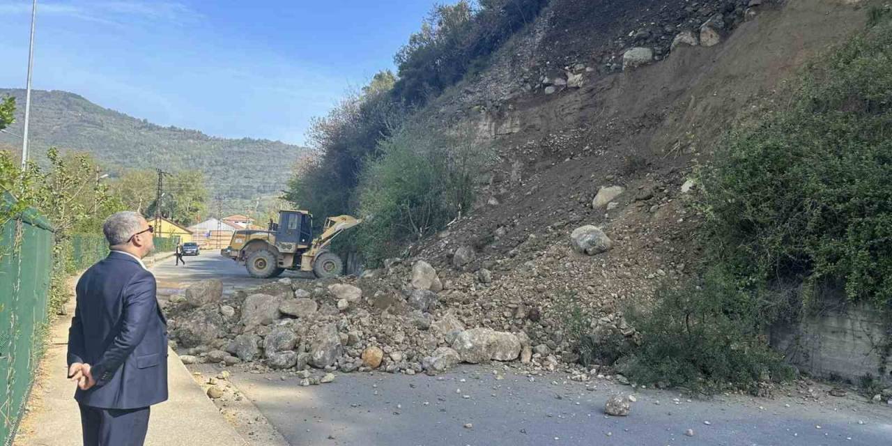 Karabük’te Heyelan Yolu Kapattı