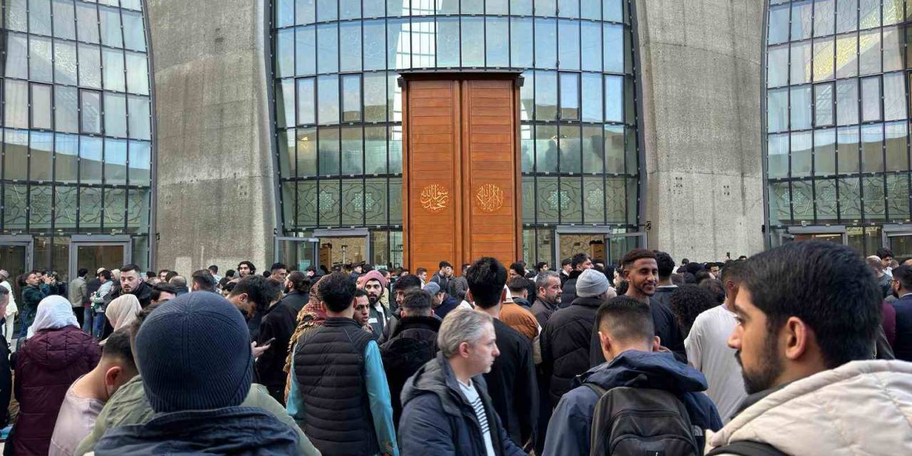 Almanya’da Binlerce Müslüman Bayram Namazını Eda Etti