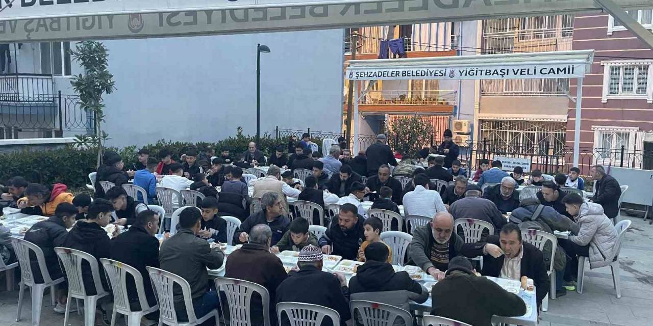 Yüzlerce Manisalı Yiğitbaş Veli Hazretlerinin Manevi Huzurunda Oruç Açtı