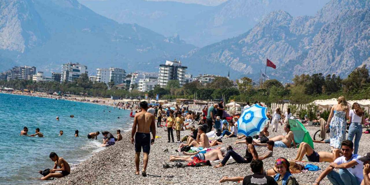 Antalya’da Dünyaca Ünlü Sahilde Bayramdaki Yoğunluk Yaz Aylarını Aratmadı