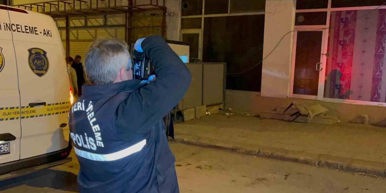 Babasının Yerine Beklediği Bekçi Kulübesinde Husumetlilerinin Saldırısına Uğradı