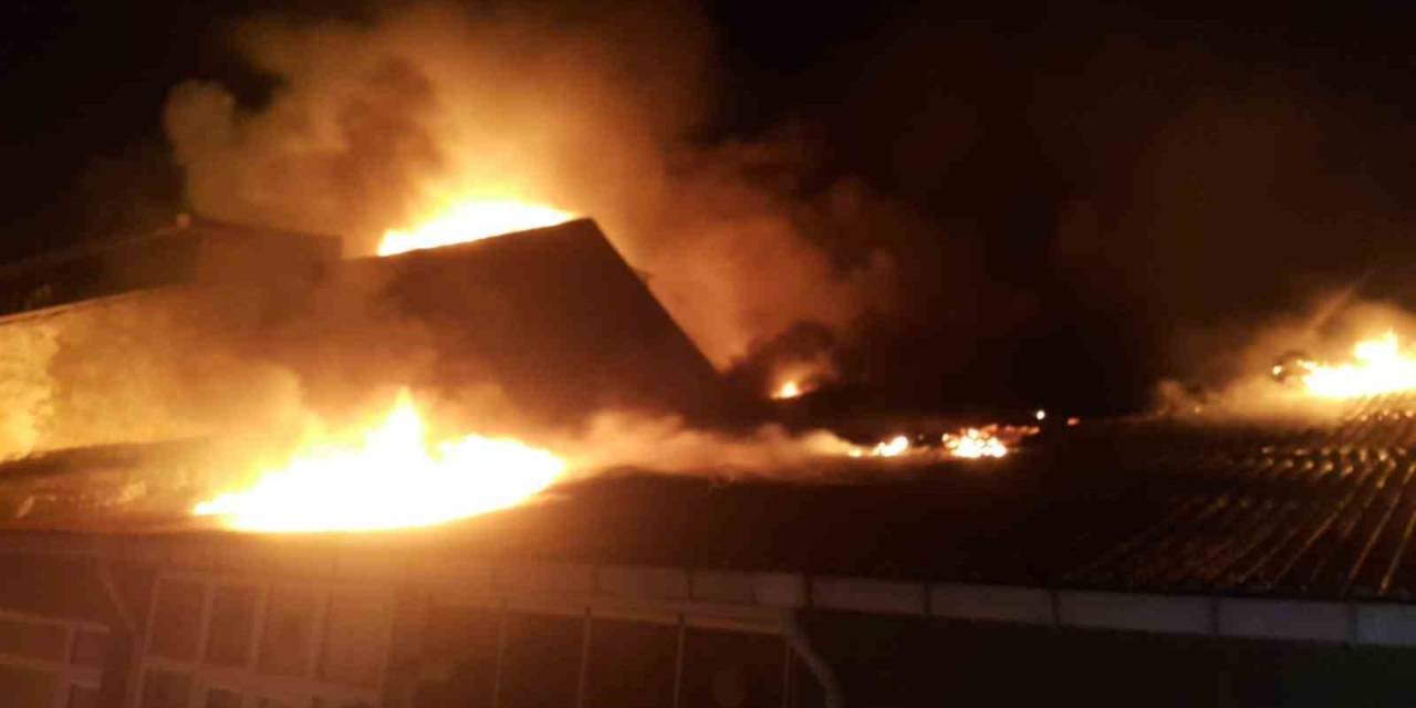 Tekirdağ’da 5 Katlı Binanın Çatısı Alev Alev Yandı