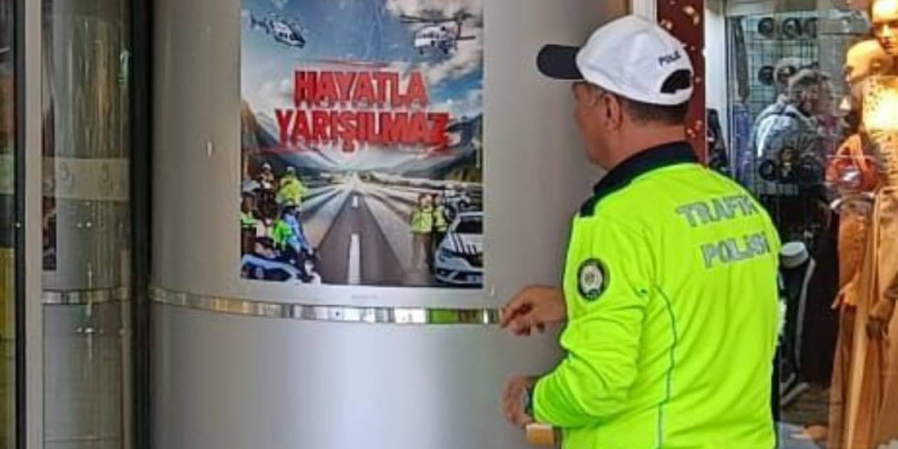 ‘Hayatla Yarışılmaz’ Afişleri İle Trafik Güvenliğine Dikkat Çekildi