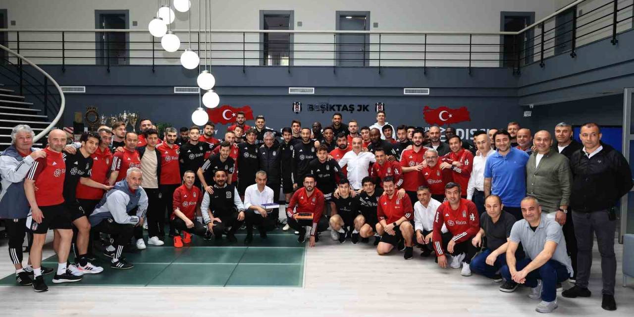 Beşiktaş Teknik Heyeti Ve Futbolcular, Bayramlaşma Töreninde Buluştu