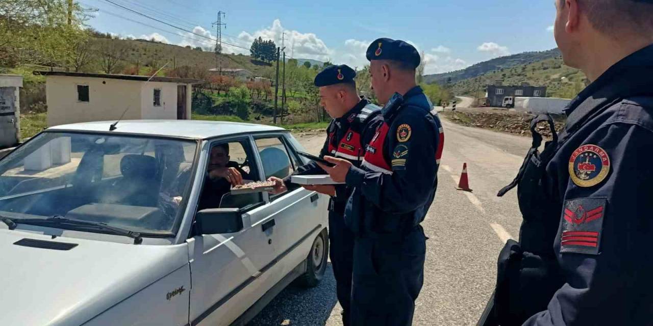 Jandarma Sürücülere Şeker Ve Kolonya İkram Etti
