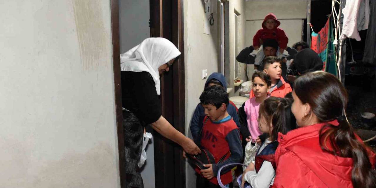 Bayram Öncesi Ellerinde Poşetler, Dillerinde Manilerle Ev Ev Dolaşıyorlar