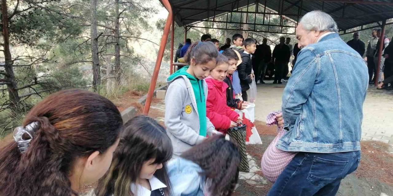 Çocuklara Avuç Avuç Şeker Dağıtma Geleneği Sürüyor