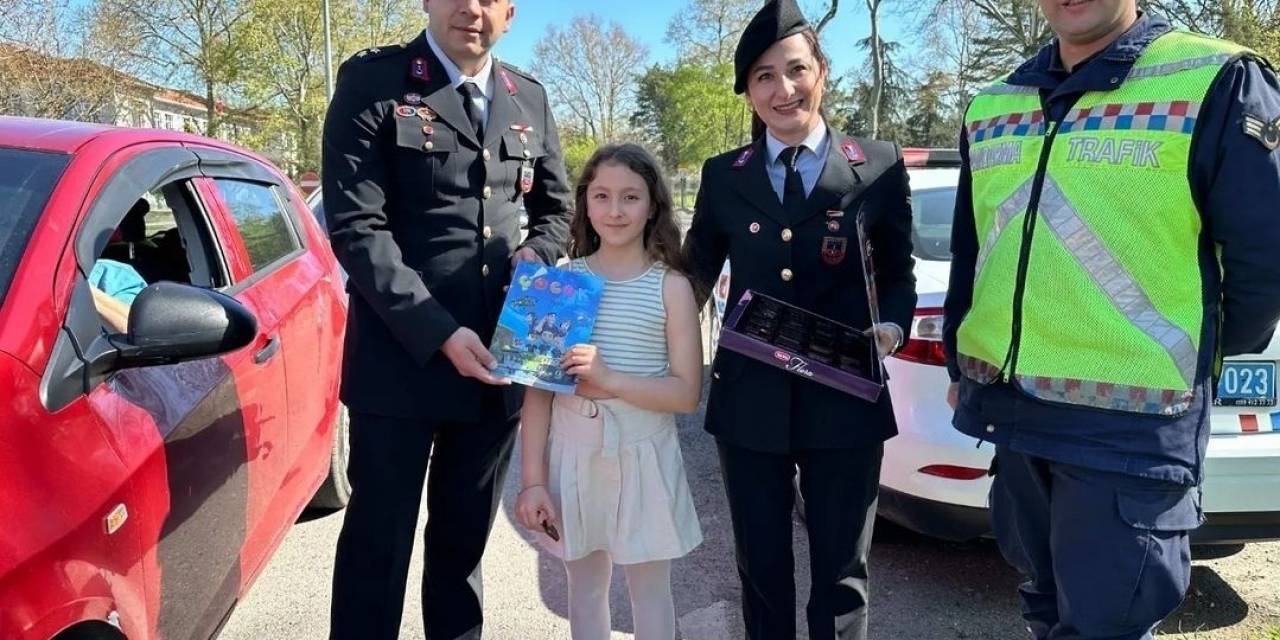 Babaeski’de Jandarma Ekiplerinden Sürücülere Şeker İkramı