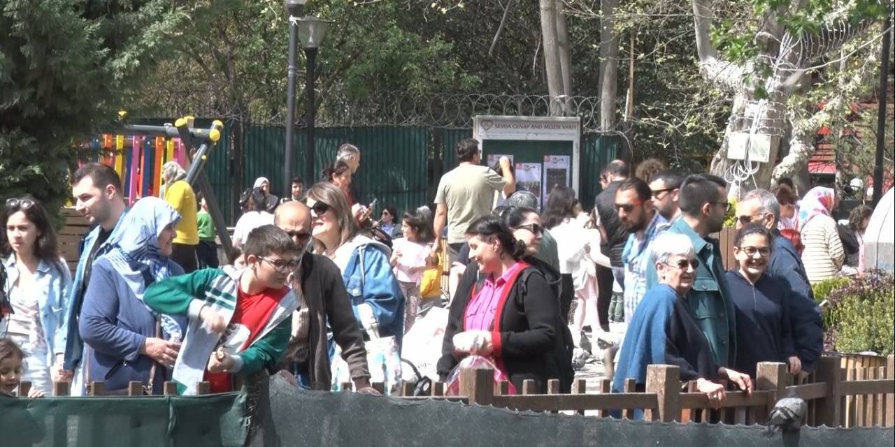 Ankaralılar Bayramda Alışveriş Merkezlerine Ve Parklara Akın Etti