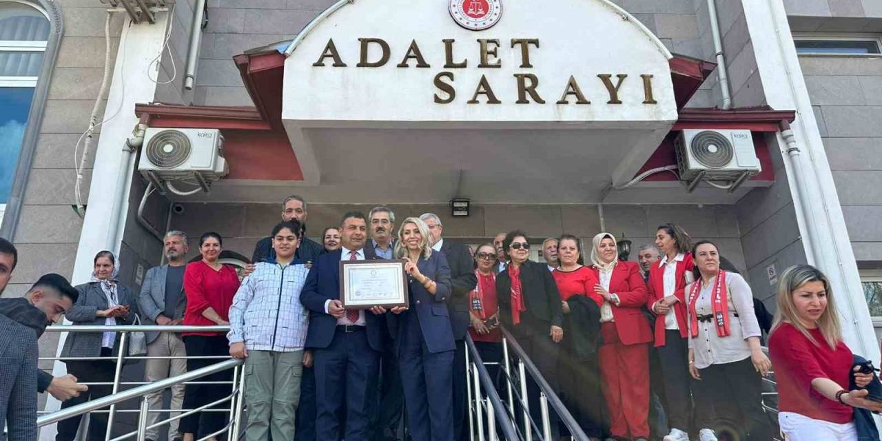 Başkan İskender Yıldırım Mazbatasını Aldı