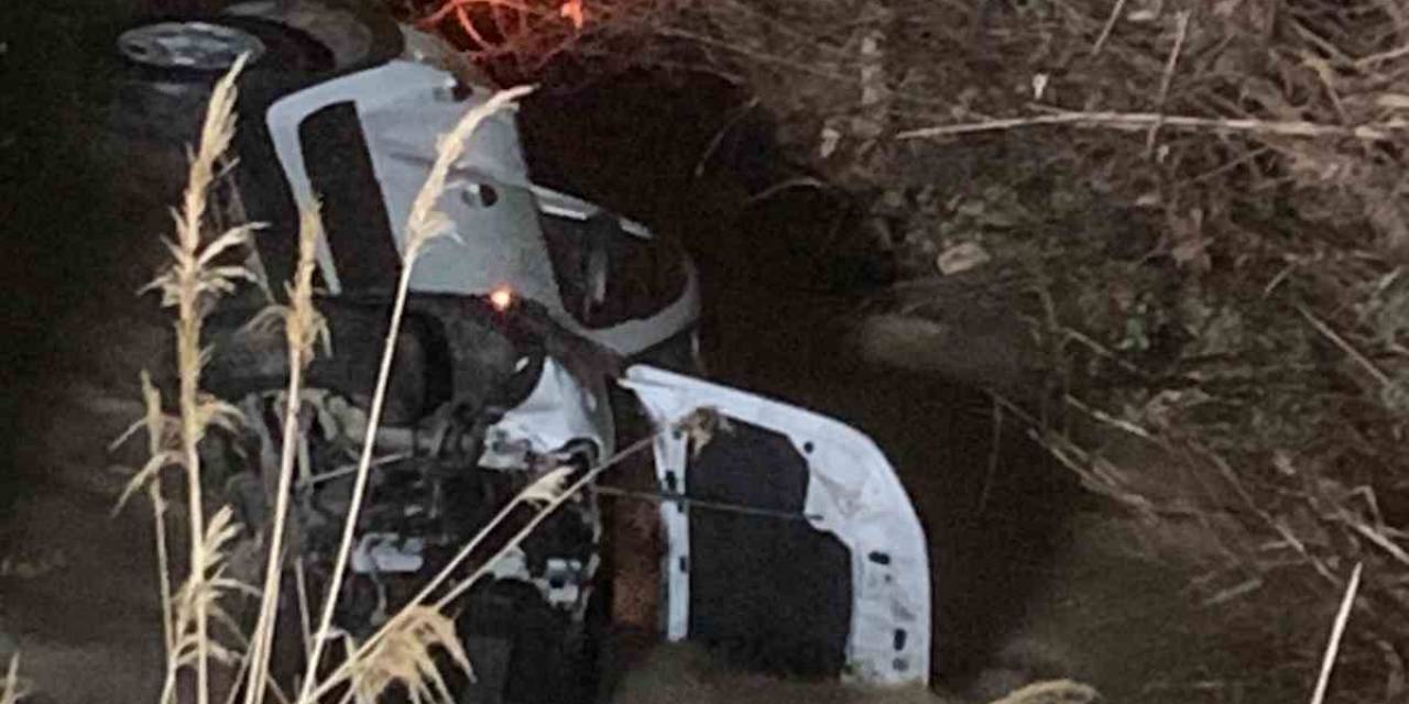 Otomobil  Su Kanalına Yuvarlandı: 3 Yaralı