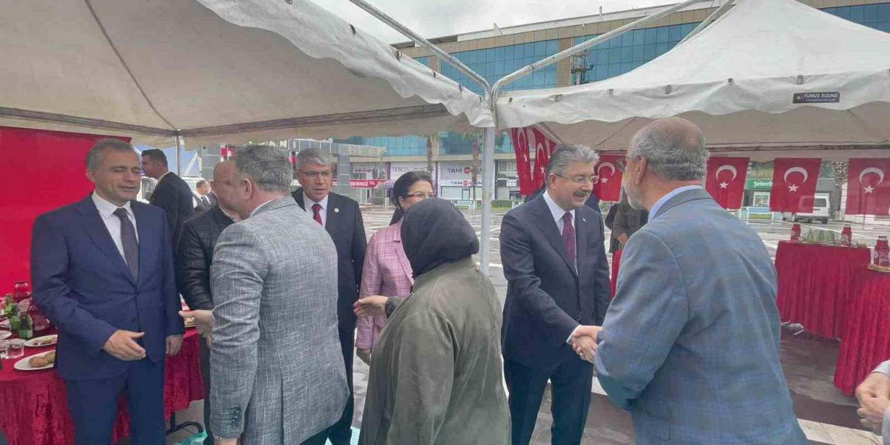 Osmaniye’de Protokol Üyeleri Vatandaşlarla Bayramlaştı