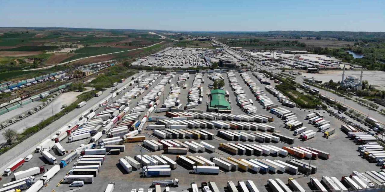 Kapıkule’de Avrupa’ya Gidecek Tır Sürücüleri, Bayramı Buruk Geçiriyor