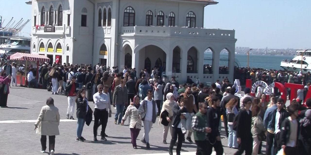 Bayramın İlk Gününde Trafik Ve Vapur İskelelerinde Yoğunluk Yaşandı