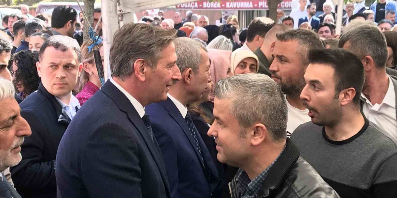 Başkan Candal Vatandaşlarla İlçe Meydanında Bayramlaştı