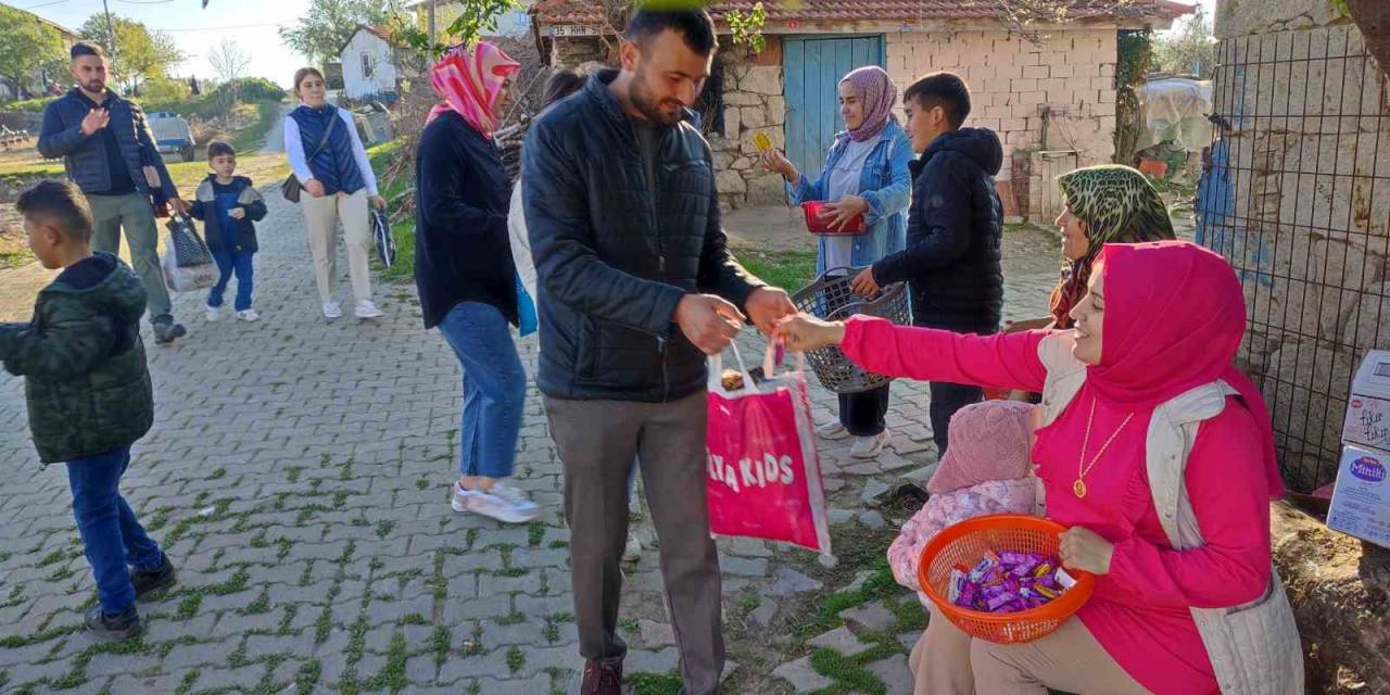 Bu Mahallenin Genci Yaşlısı Bayram Şekeri Topluyor
