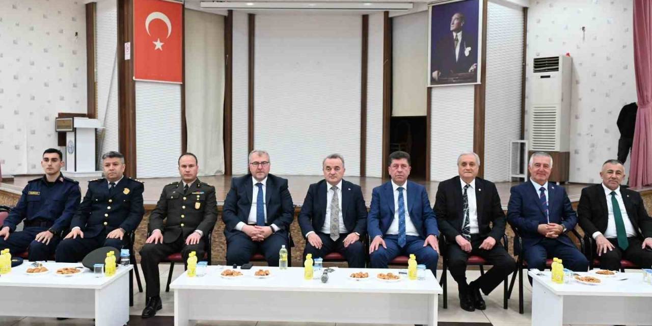 Bozüyük’te Protokol Ve Vatandaşlar Düzenlenen Törenle Bayramlaştı