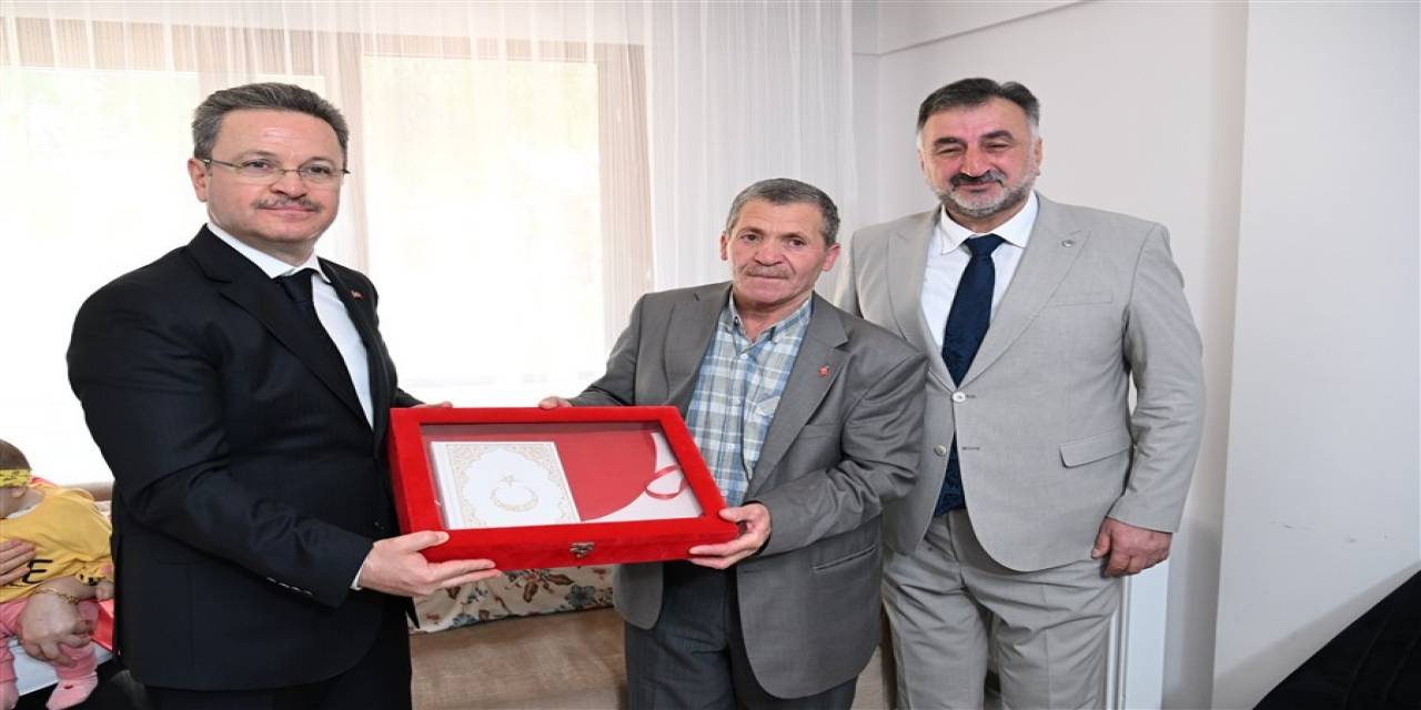 Vali Ünlü Bayramda Şehit Ailesi Ve Huzurevi Sakinlerini Yalnız Bırakmadı