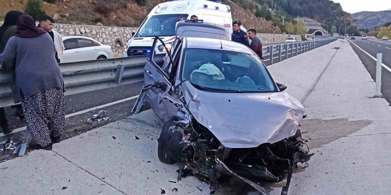 Kontrolden Çıkan Otomobil Refüjdeki Bariyerlere Çarptı: 2 Yaralı