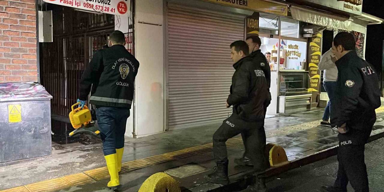 İş Merkezindeki Metruk Daire Alevlere Teslim Oldu, 2 Kişi Can Havliyle Dışarıya Çıktı