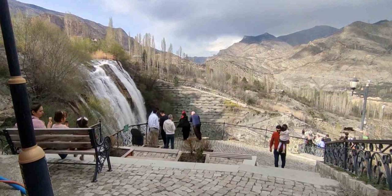 Tortum Şelalesi’nde Bayram Yoğunluğu