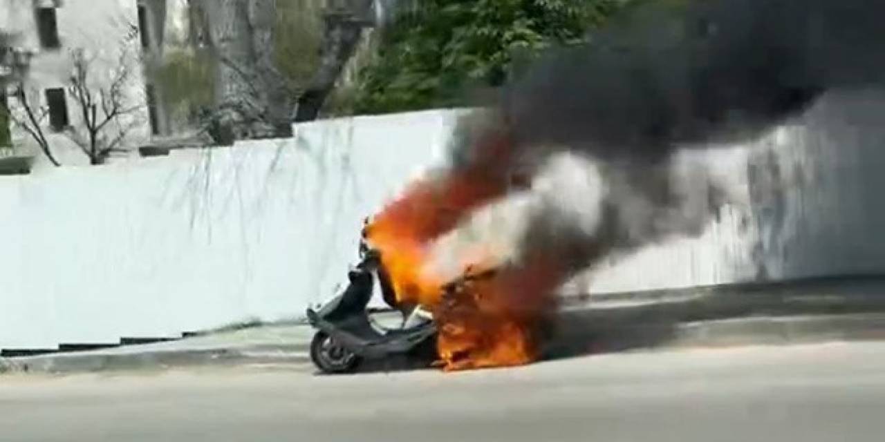 Seyir Halindeki Motosiklet Alev Alev Yandı, İlk Müdahale Trafik Polisinden