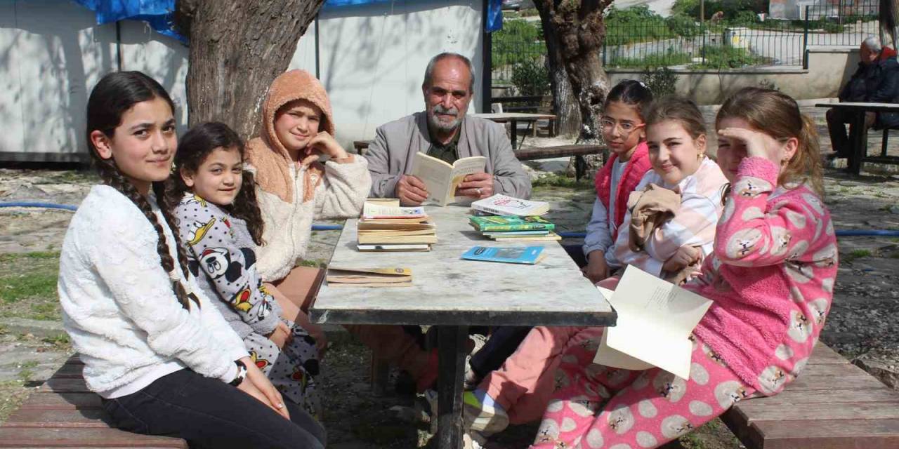Eline Kitabı Alan Muhtar, Çocuklara Örnek Olmak İçin Birlikte Kitap Okuyor